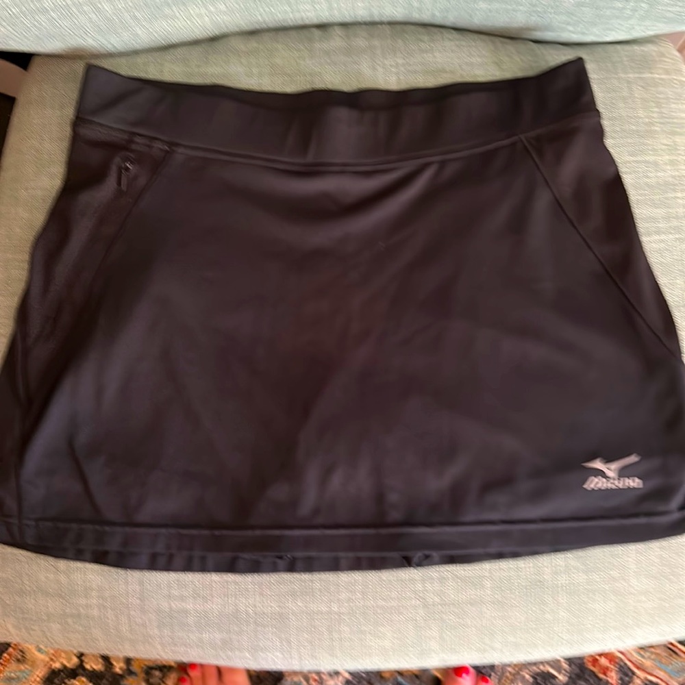 Mizuno skort black large. Great condition